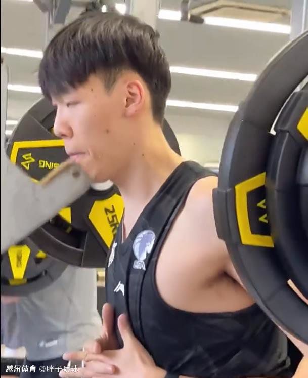 马丁内斯说道：“从足球的角度来看，如今边后卫承担着很大的压力。